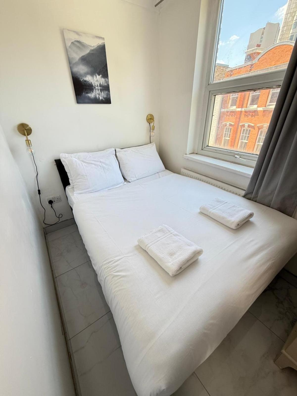 One Bedroom Flat Bell Street London