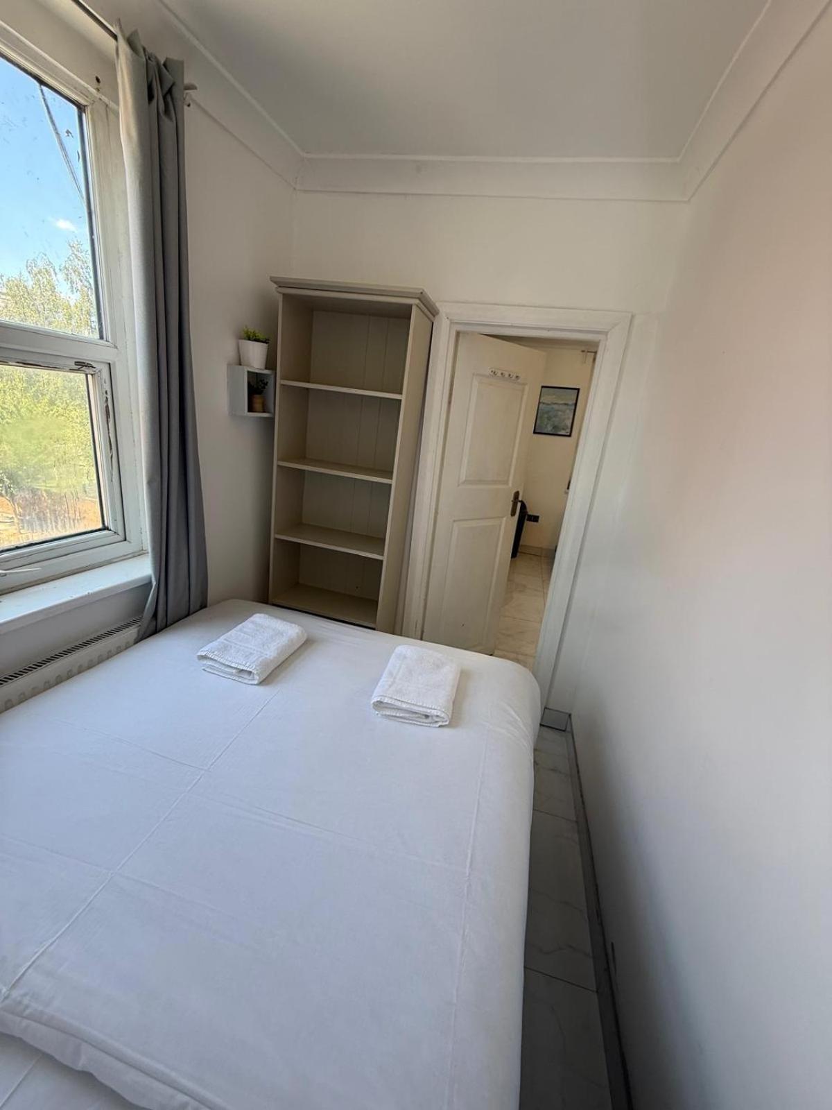 One Bedroom Flat Bell Street * London