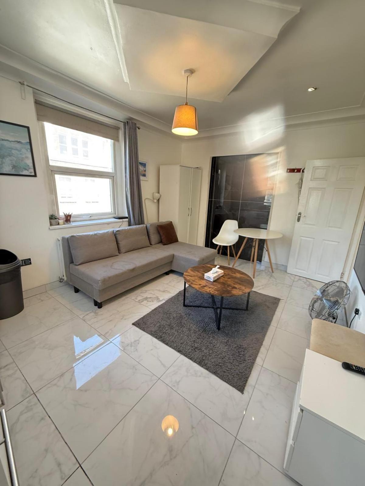 One Bedroom Flat Bell Street London